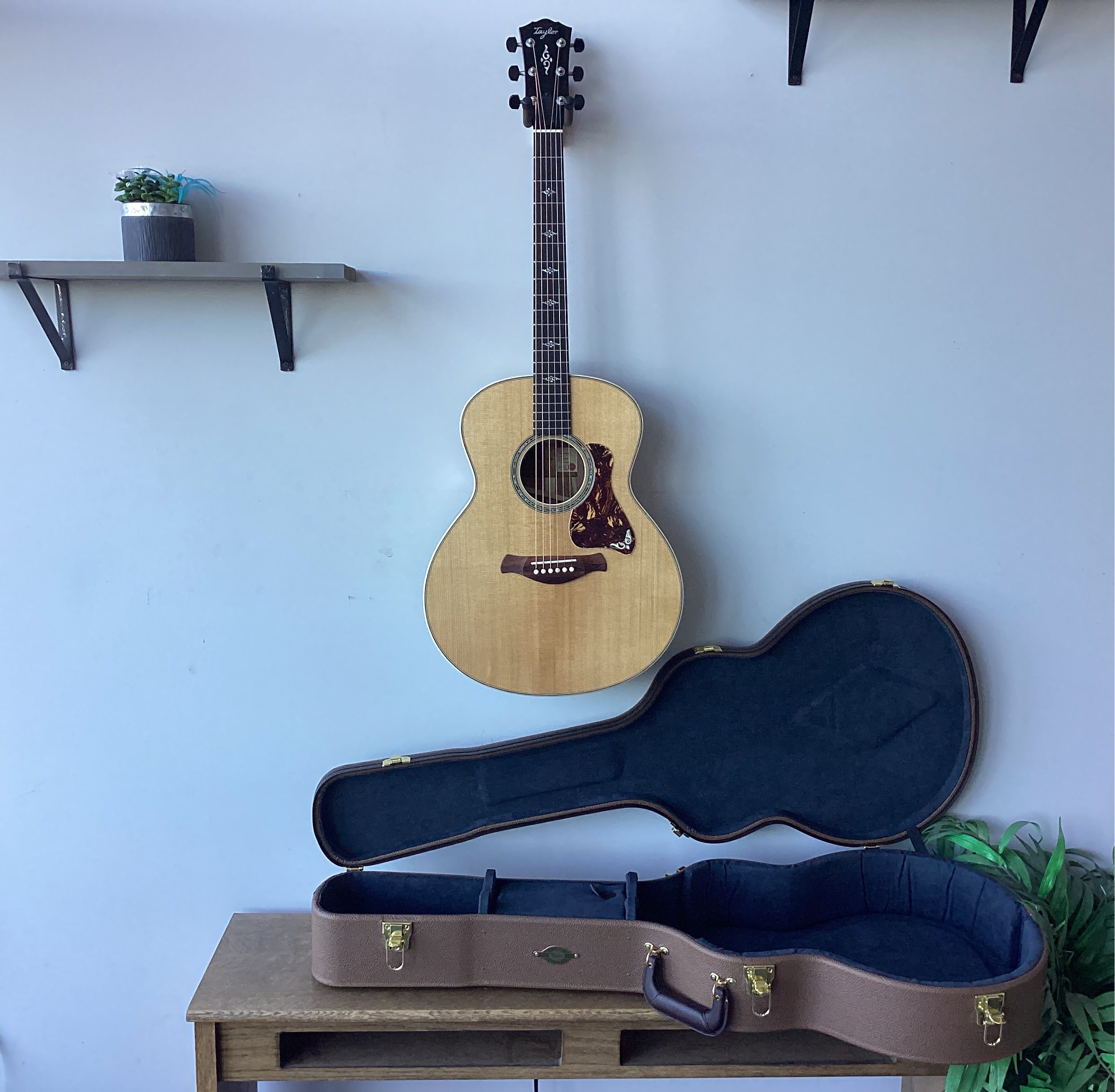 Taylor Gold Label 814e HRW, Natural Top Includes Deluxe Hardshell Case