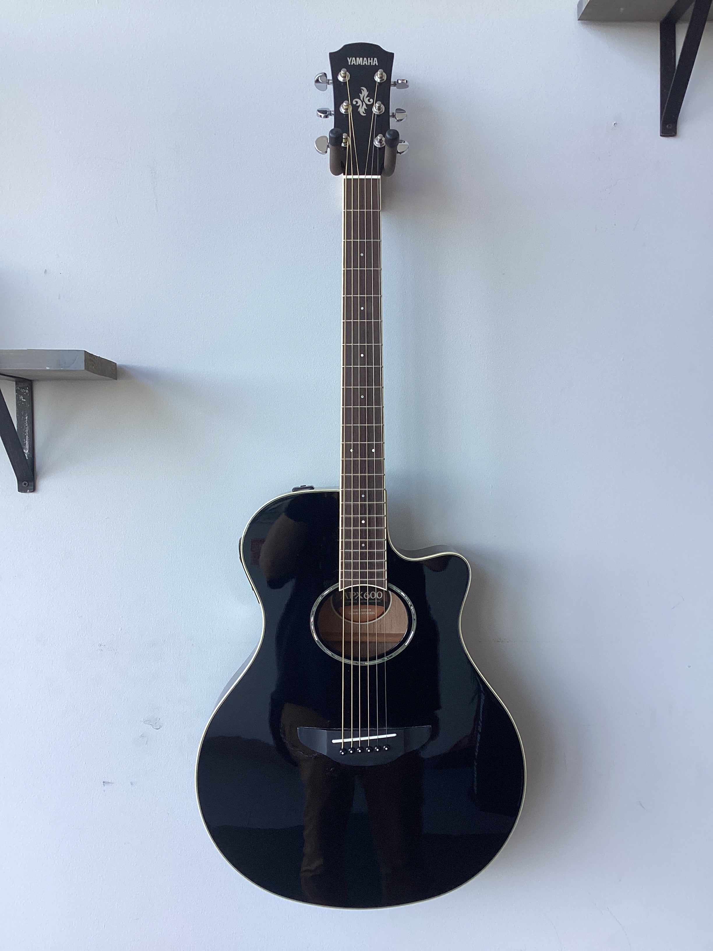 Image of YAMAHA APX600 BL BLACK APX THINLINE CUTAWAY A/E