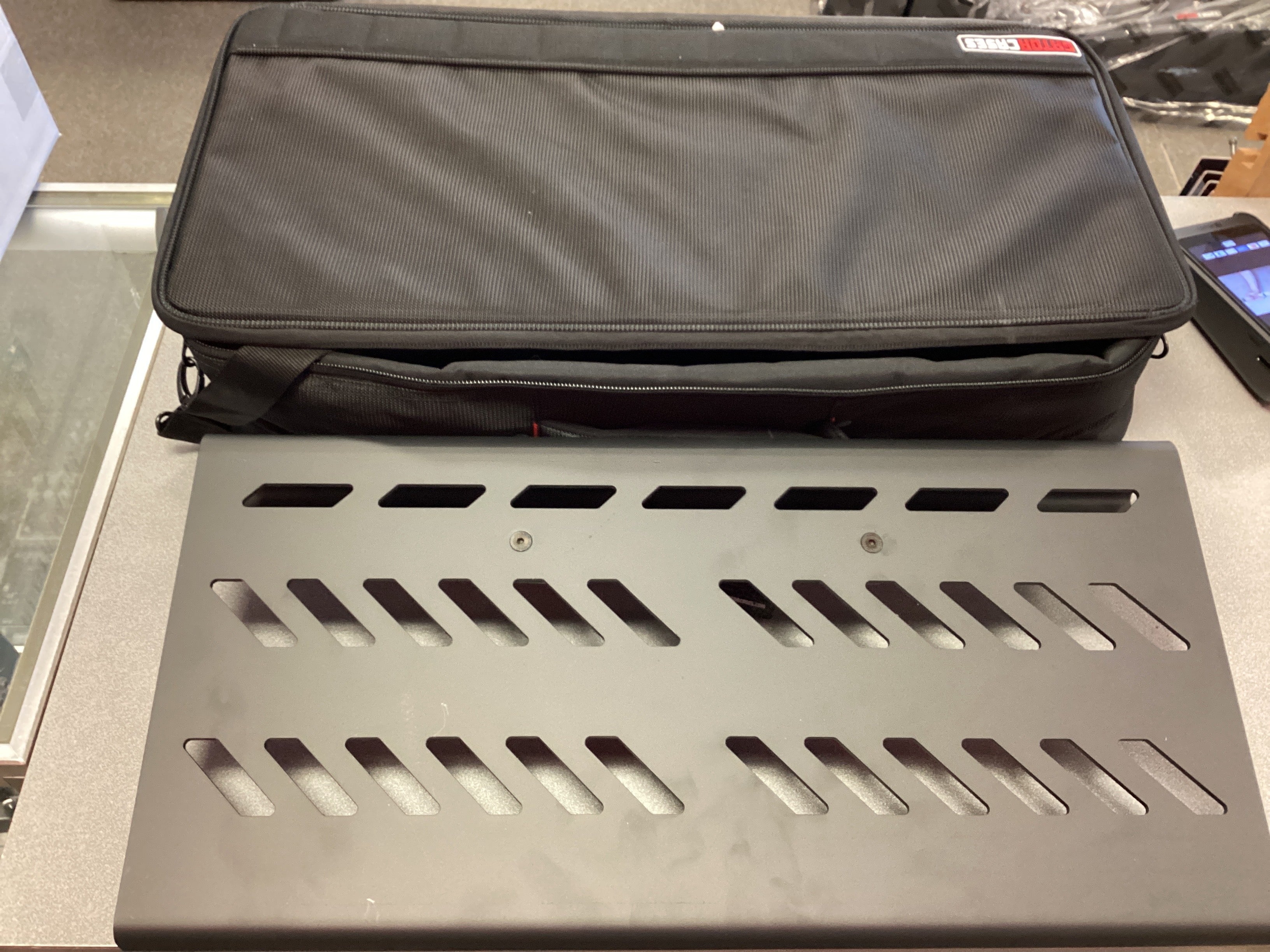 Image of Gator Pedalboard w/bag “Large” (Black)