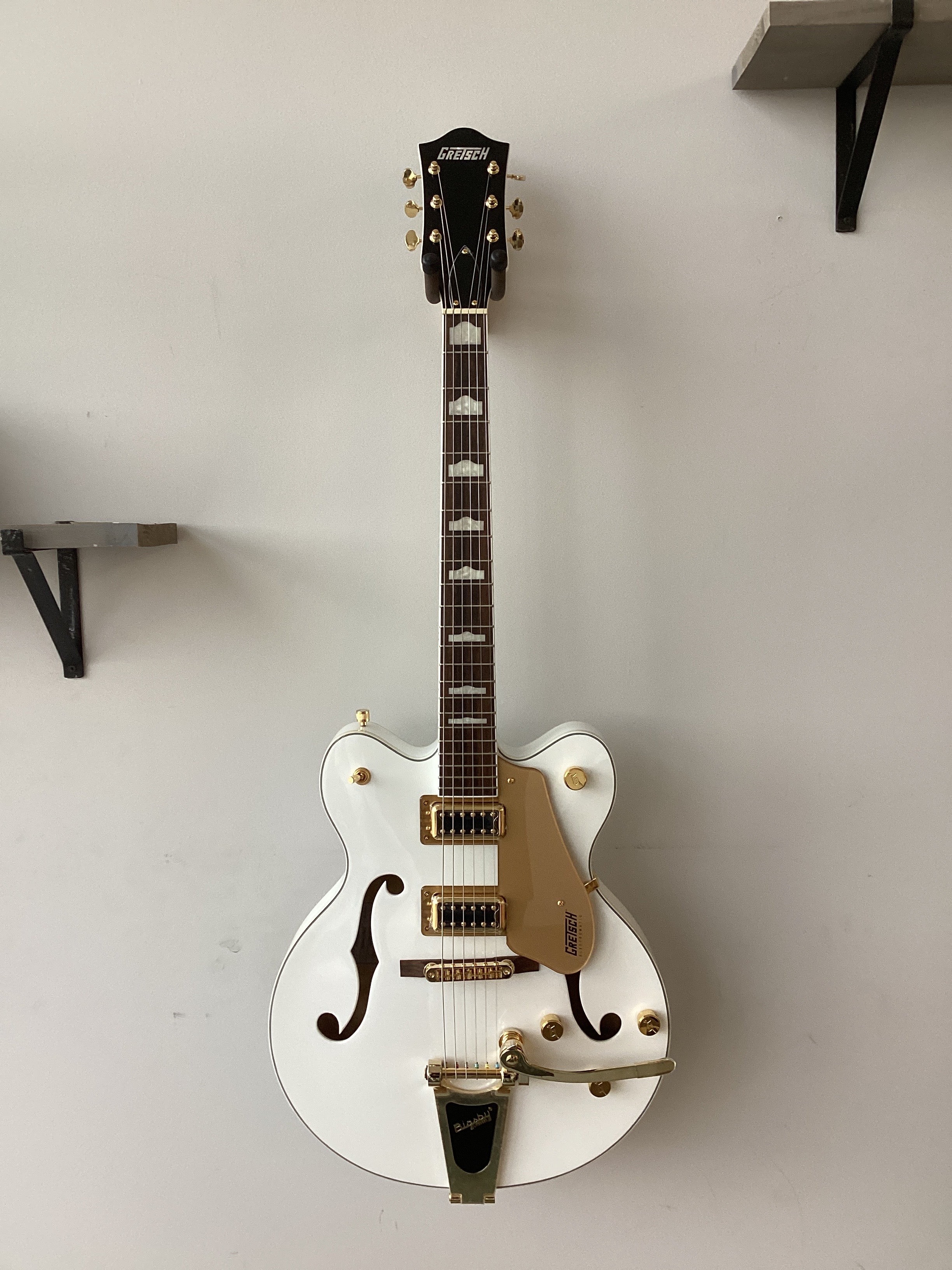 Image of Gretsch G5422TG Electromatic® Classic Hollow Body Double-Cut with Bigsby® and Gold Hardware, Laurel Fingerboard, Snowcrest White