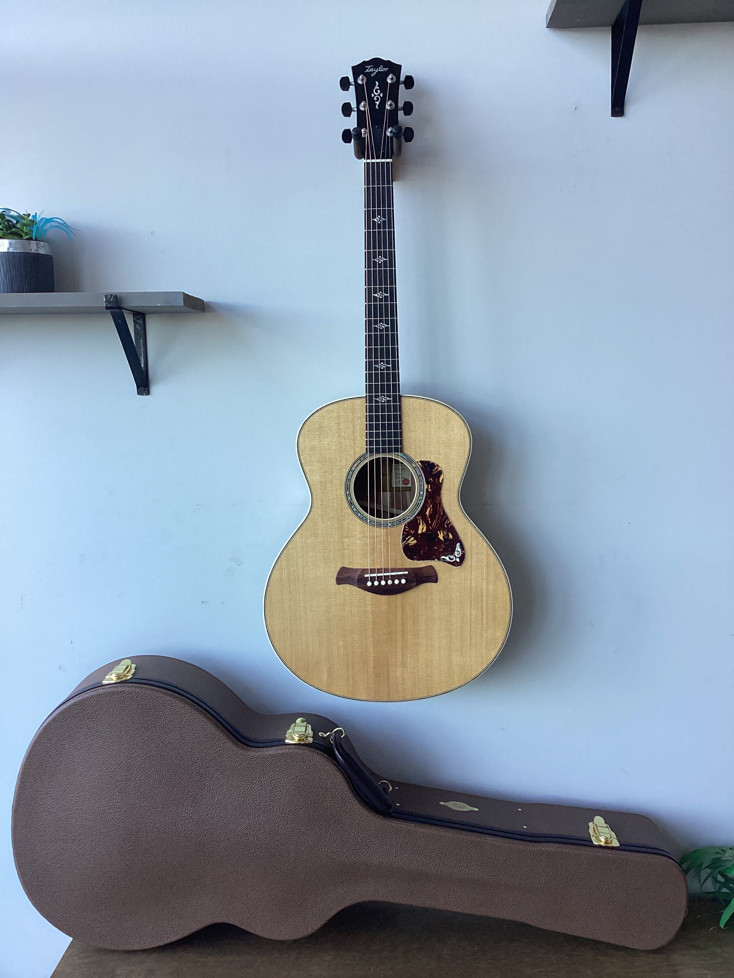Taylor Gold Label 814e HRW, Natural Top Includes Deluxe Hardshell Case