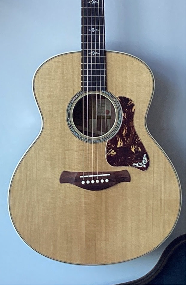 Image of Taylor Gold Label 814e HRW, Natural Top Includes Deluxe Hardshell Case